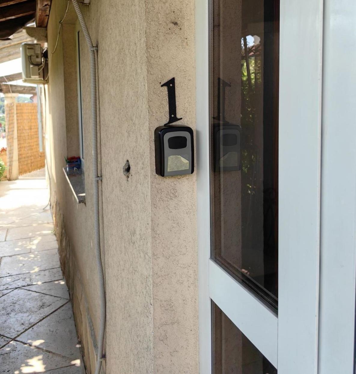 Apartments Pula With Private Parking Self Check In Екстер'єр фото